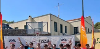 Ομαδική φωτογραφία αθλητών και εκπροσώπων σε δράση της ΔΕΗ στην Κέα