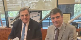 Εκπρόσωποι της Ελληνικής Ολυμπιακής Επιτροπής και της ΕΑΠ υπογράφουν συμφωνία