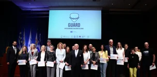 Οι συμμετέχοντες του προγράμματος Safeguard της Ελληνικής Ολυμπιακής Επιτροπής σε τελετή απονομής
