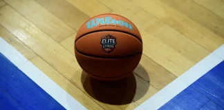 Μπάλα μπάσκετ της Elite League στη γωνία του παρκέ