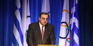 Ο Ισίδωρος Κούβελος στο βήμα της Ελληνικής Ολυμπιακής Επιτροπής
