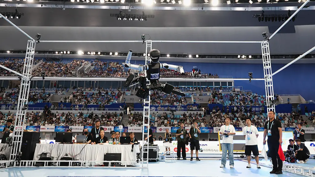 World Humanoid Robot Games CGTN ρομποτ εκτελουν ακροβατικά στους World Humanoid Robot Games CGTN